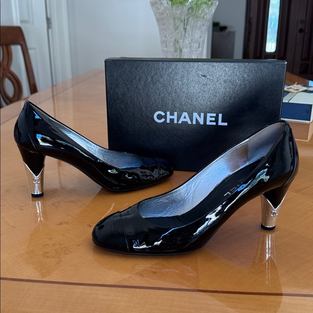 Chanel Shoes patent leather  black size  39. 5 good condition